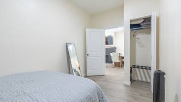 6 室のベッドルーム、デスク、アイロン / アイロン台、WiFi (無料)