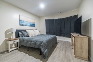 6 bedrooms, desk, iron/ironing board, free WiFi