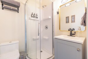 Shower, hair dryer, towels, soap - 6-Bedroom 3-Bath Spacious Retreat 5 min to Downtown Indy Big Fenced-In Backyard (Indianapolis)