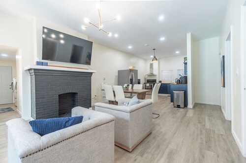 6-Bedroom 3-Bath Spacious Retreat 5 min to Downtown Indy Big Fenced-In Backyard