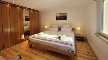 2 bedrooms, desk, free WiFi, bed sheets