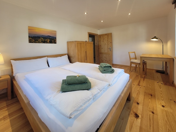 2 Schlafzimmer, Schreibtisch, Reisekinderbett, kostenloses WLAN
