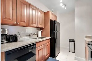 ثلاجة، ميكروويف، فرن، موقد طهي مسطح