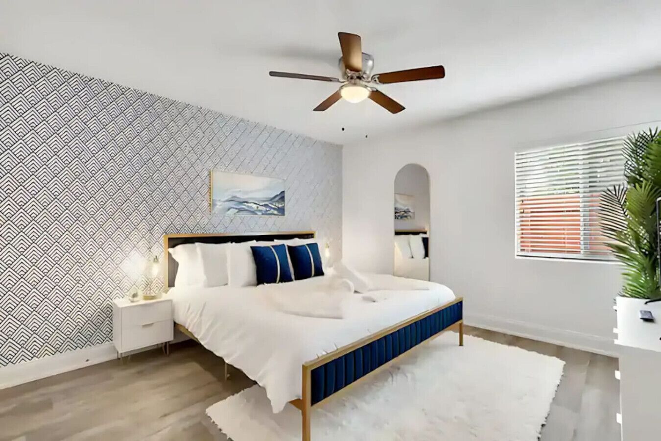 2 soverom, skrivebord, strykejern/-brett og reiseseng for barn