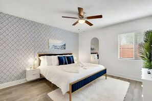 2 chambres, bureau, fer et planche à repasser, lit de bébé portatif