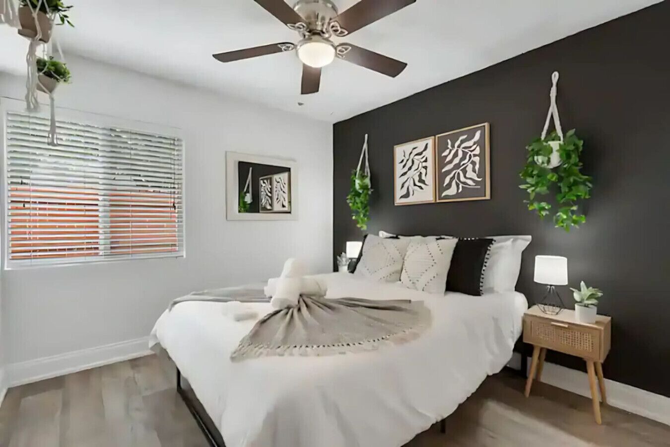 2 slaapkamers, een bureau, een strijkplank/strijkijzer, reisbedje