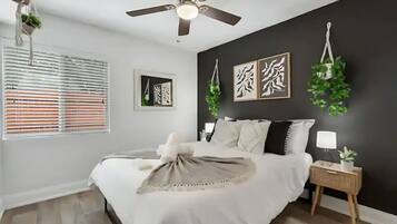 2 slaapkamers, een bureau, een strijkplank/strijkijzer, reisbedje