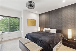 3 soverom, skrivebord, strykejern/-brett og reiseseng for barn