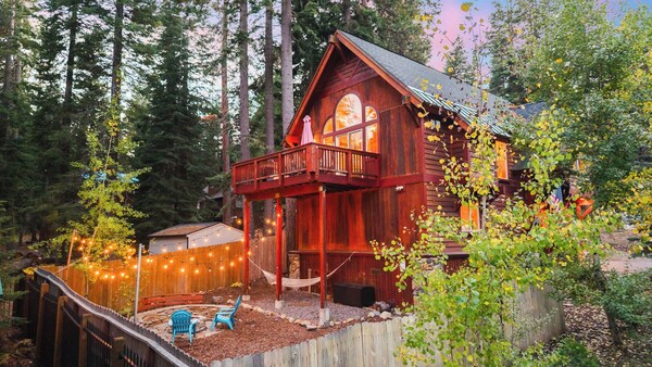 Outdoor Dining, Backyard & Trails Nearby Cedar Hollow Retreat By Avantstay - Lake Tahoe