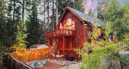 Outdoor Dining, Backyard & Trails Nearby Cedar Hollow Retreat by Avantstay