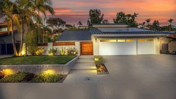 House (5 Bedrooms) | Front of property