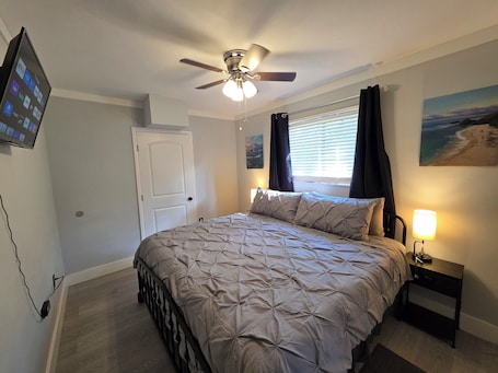2 bedrooms, desk, iron/ironing board, WiFi. Kind Nest - 15 mins from downtown, airport, and beach. Washer/dryer available