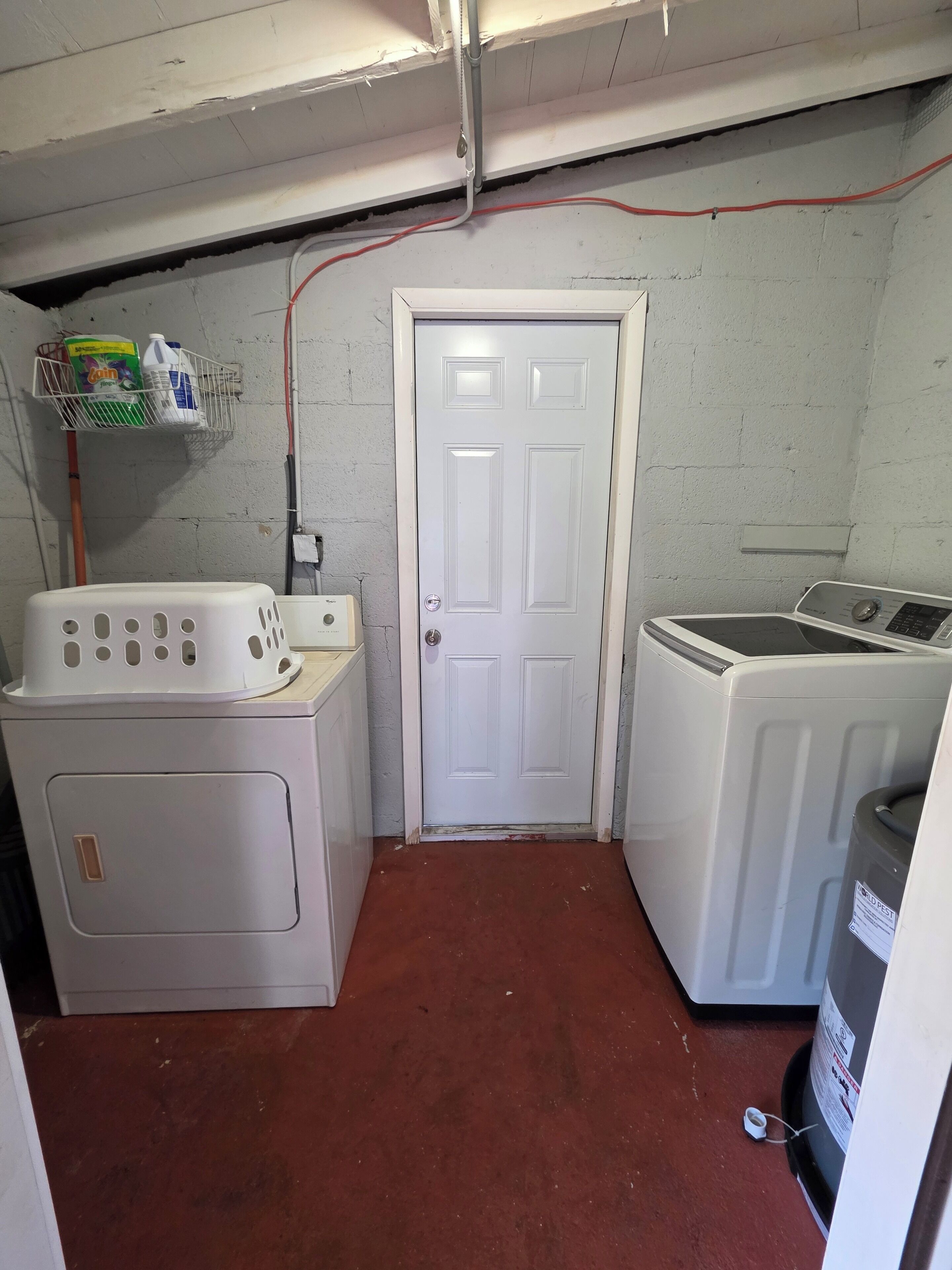 Une buanderie équipée d’un lave-linge, d’un sèche-linge et d’une porte.