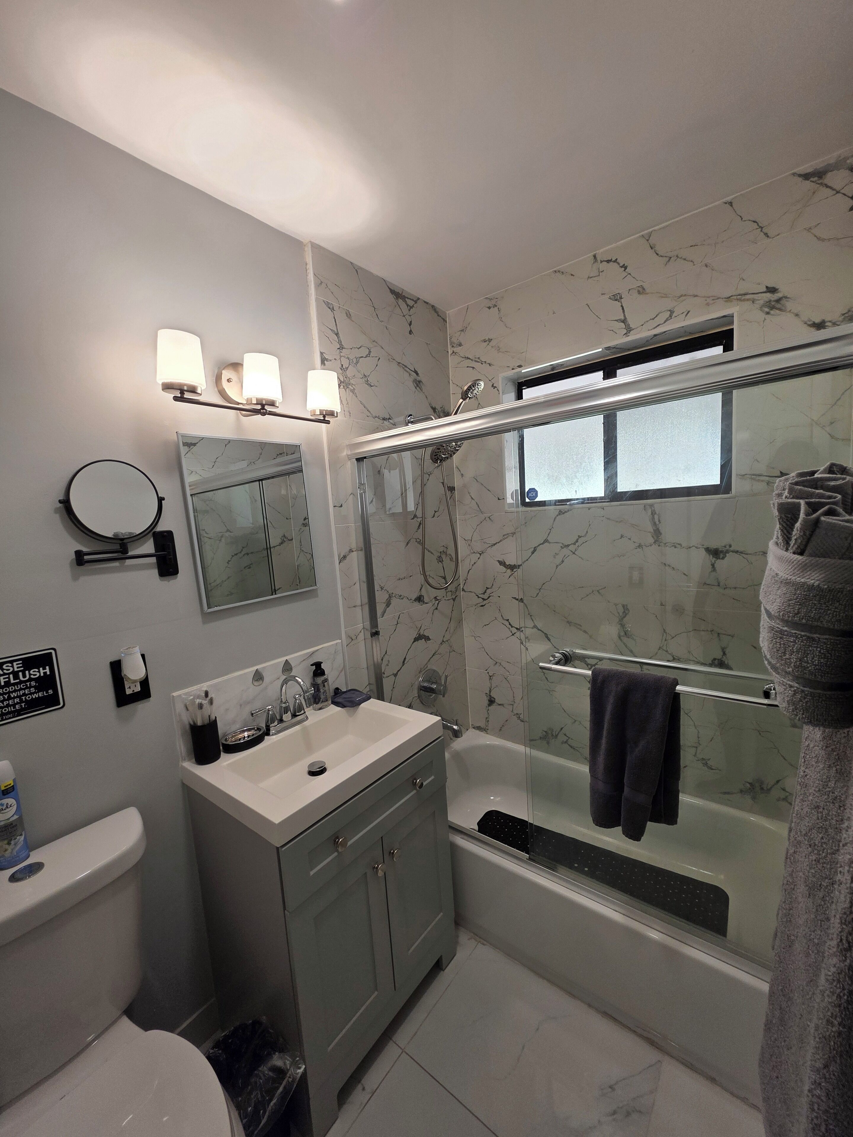 Een haardroger, handdoeken, zeep, toiletpapier