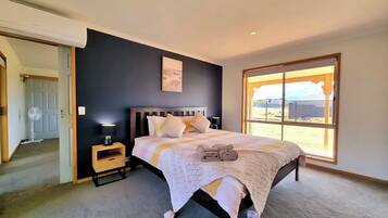 Tabla de planchar con plancha, wifi y ropa de cama