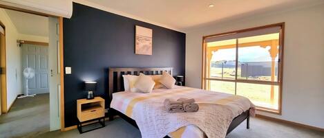 4 bedrooms, iron/ironing board, WiFi, bed sheets