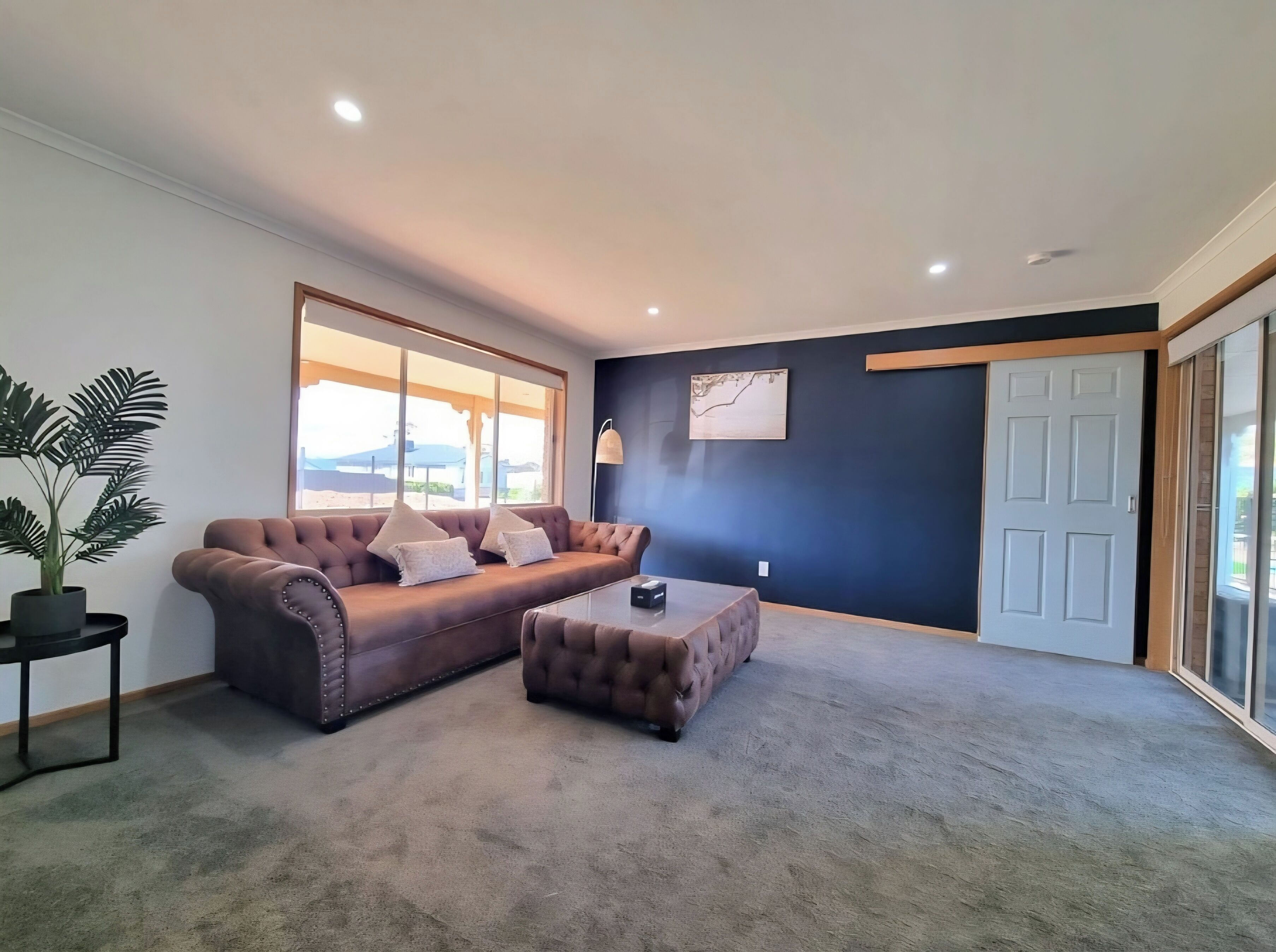 Smart TV, lareira, mesa de pingue-pongue