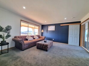 Älytelevisio, takka, pöytätennispöytä