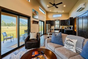 تلفزيون، مدفأة، كُتُب