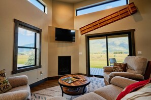 تلفزيون، مدفأة، كُتُب