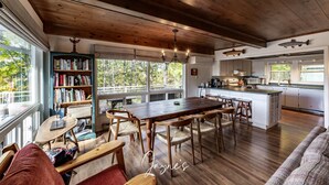 Una cocina amplia con una isla grande, piso de madera y vista al exterior.