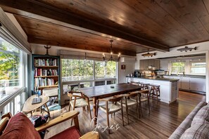 Interior - 5 bed 2 bath cottage on Lake Rosseau (Windermere)