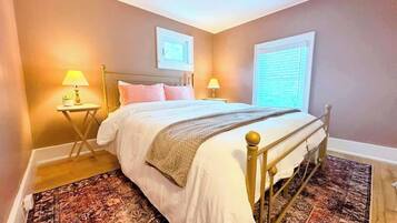 4 bedrooms, iron/ironing board, WiFi, bed sheets