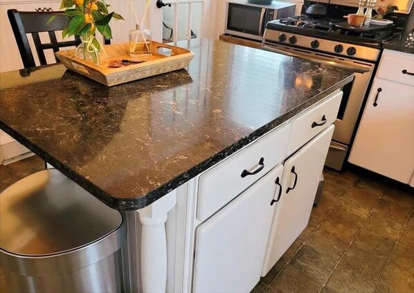 Microondas, horno, placa de cocina, lavavajillas