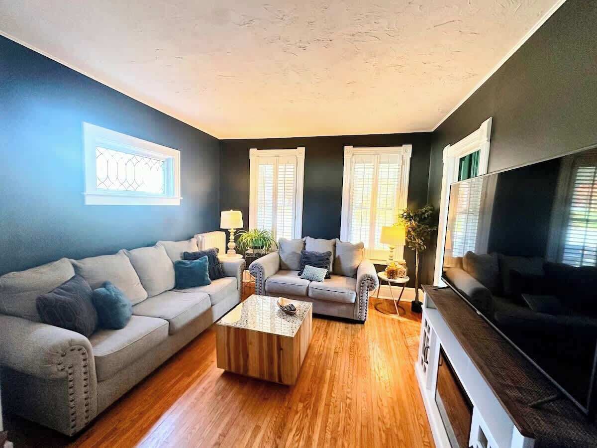 Televisión y oficina 