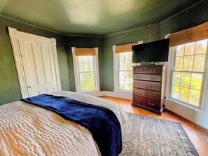 4 bedrooms, iron/ironing board, WiFi, bed sheets