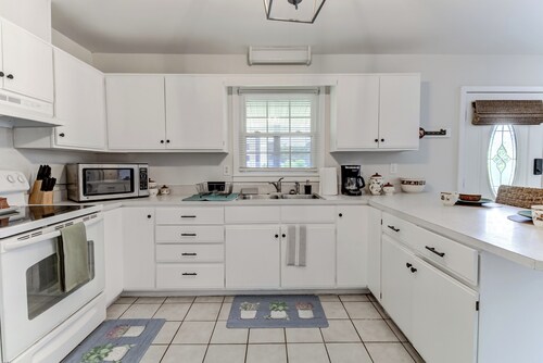 Sunflower Theater - 3br, 2ba, 5 beds, 1600sqft with Smart Projector Movie Screen