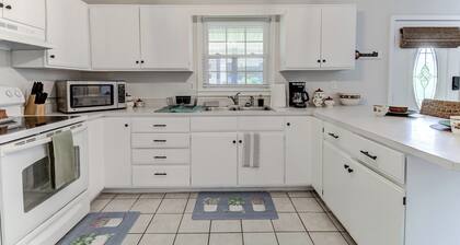 Sunflower Theater - 3br, 2ba, 5 beds, 1600sqft with Smart Projector Movie Screen