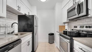 Een koelkast, een magnetron, een oven, een kookplaat