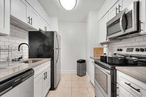 Een koelkast, een magnetron, een oven, een kookplaat