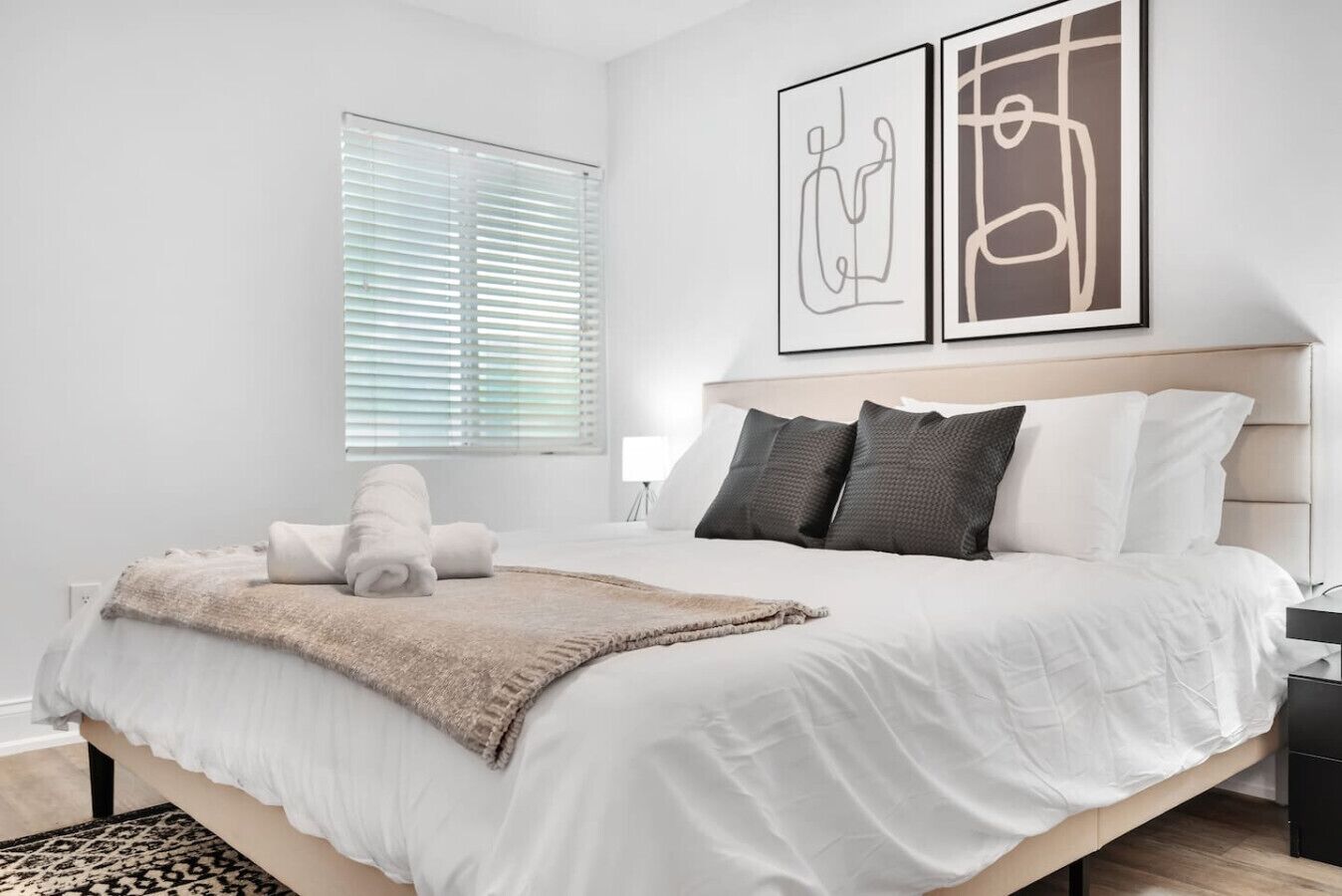 Een bureau, een strijkplank/strijkijzer, reisbedje, wifi