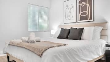 Escritorio, tabla de planchar con plancha, cuna de viaje y wifi