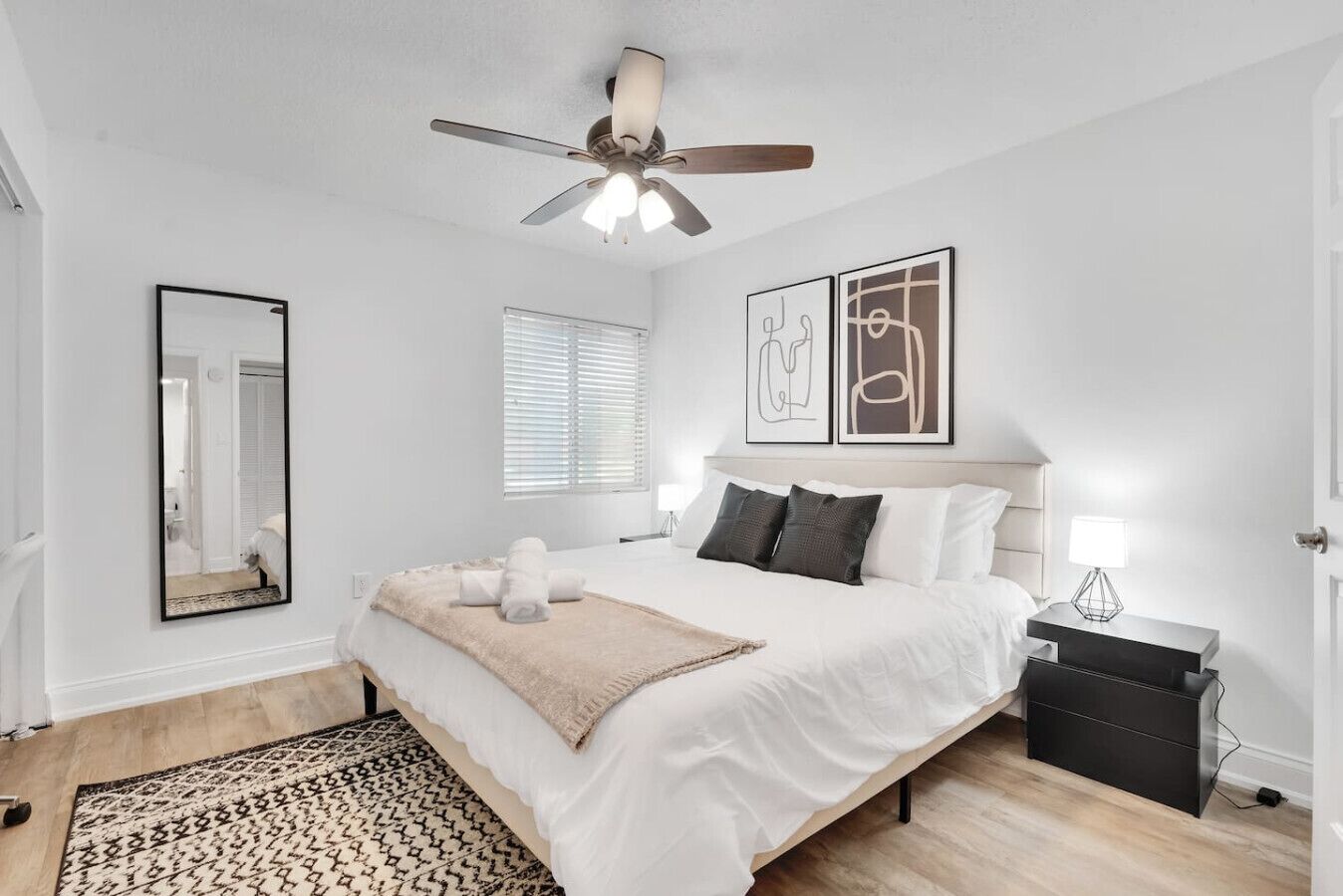 Skrivebord, strykejern/-brett, reiseseng for barn og wi-fi