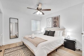 Skrivebord, strykejern/-brett, reiseseng for barn og wi-fi