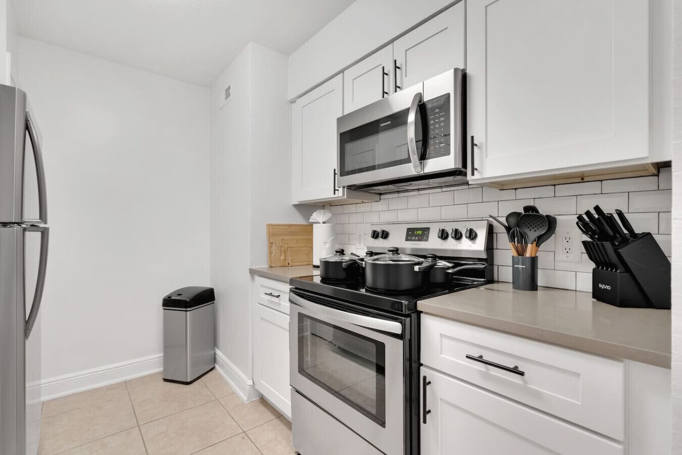 Een koelkast, een magnetron, een oven, een kookplaat