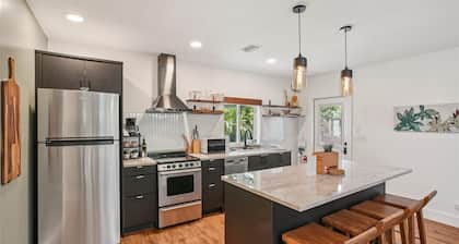 Amazing cottage in sunny Tampa close to everything.