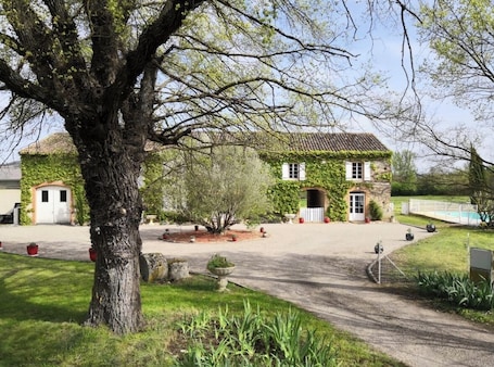 Exterior. Gîte with swimming pool and pets
