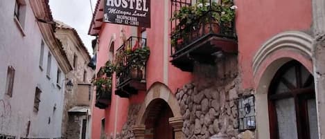 Vista frontal de la propiedad