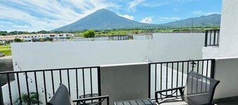 Superb townhome with Spacious Backyard and Volcano views