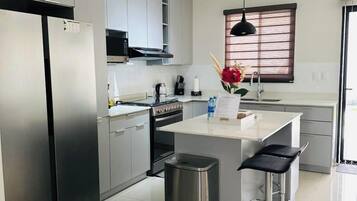 Refrigerador, microondas, horno, placa de cocina