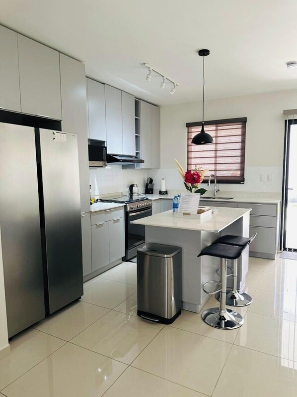 Refrigerador, microondas, horno y parrilla de estufa