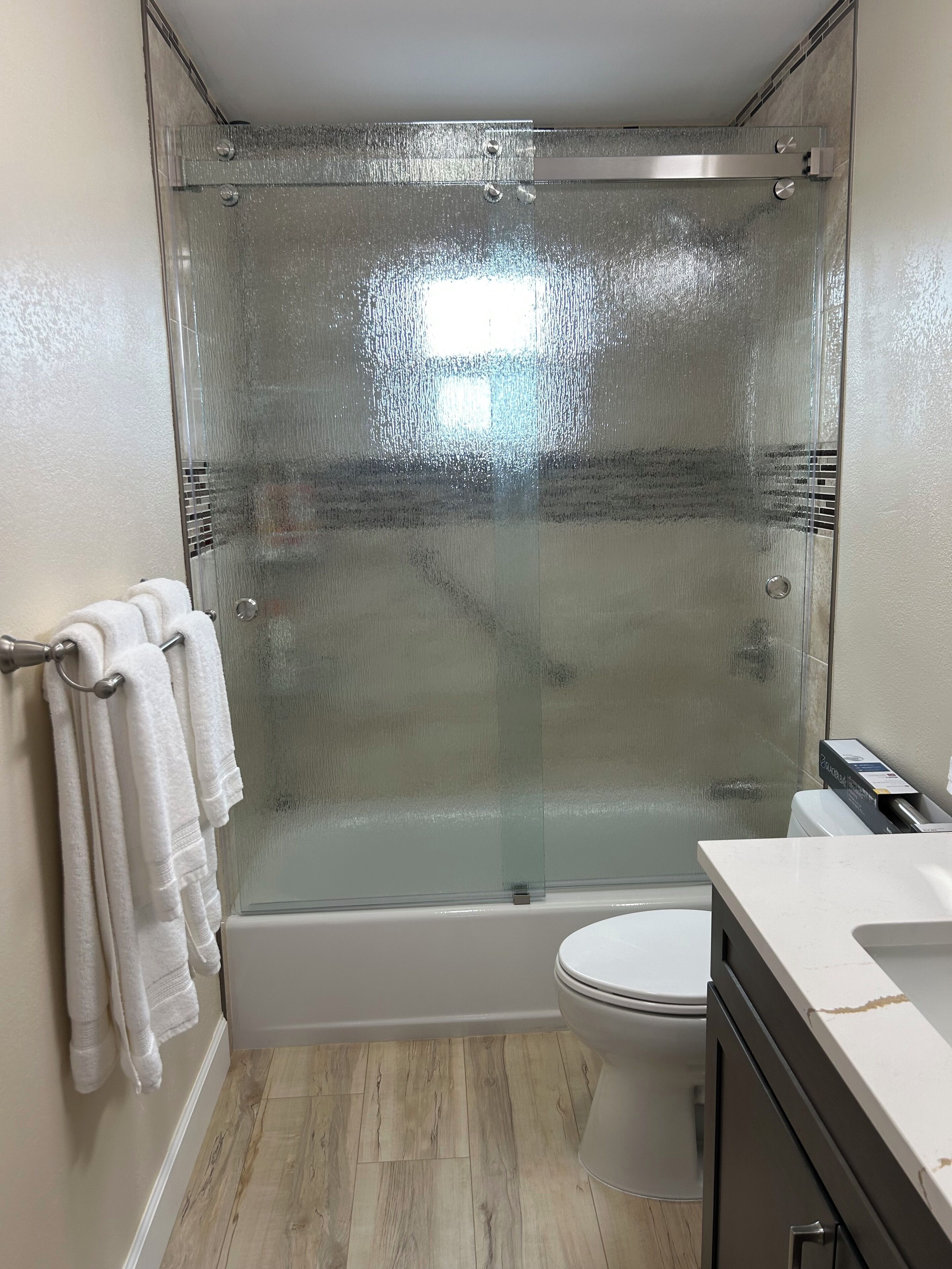 Haartrockner, Handtücher, Seife, Toilettenpapier