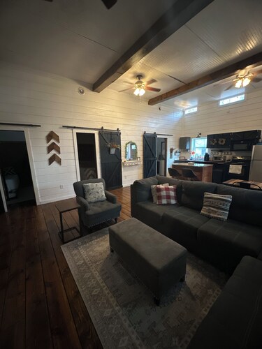 Charming 2-bedroom building with AC, fitness room in the country south of Boone