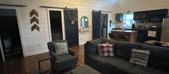 Charming 2-bedroom building with AC, fitness room in the country south of Boone