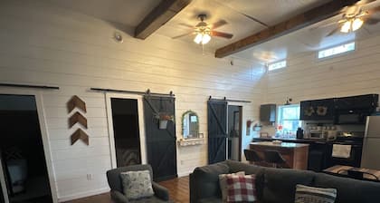 Charming 2-bedroom building with AC, fitness room in the country south of Boone