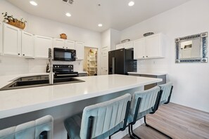 Mikrobølgeovn, ovn, kokeplater og oppvaskmaskin